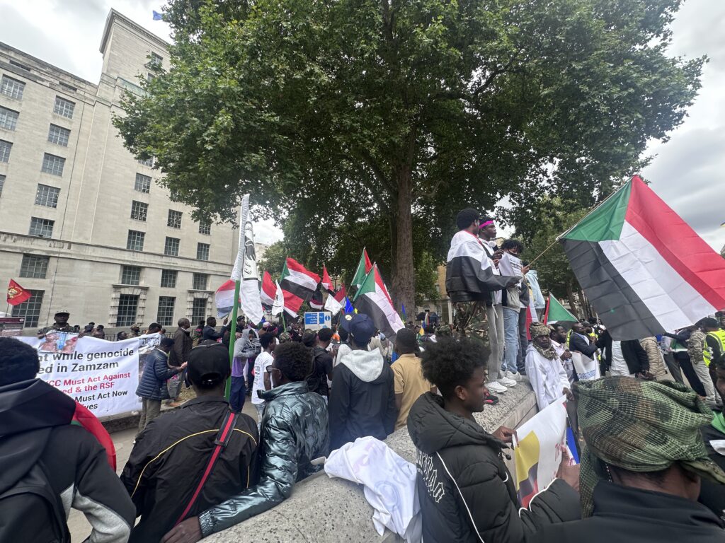 حصار الفاشر والمرتزقة الكولومبيون، السودانيون في بريطانيا ينظمون وقفة احتجاجية