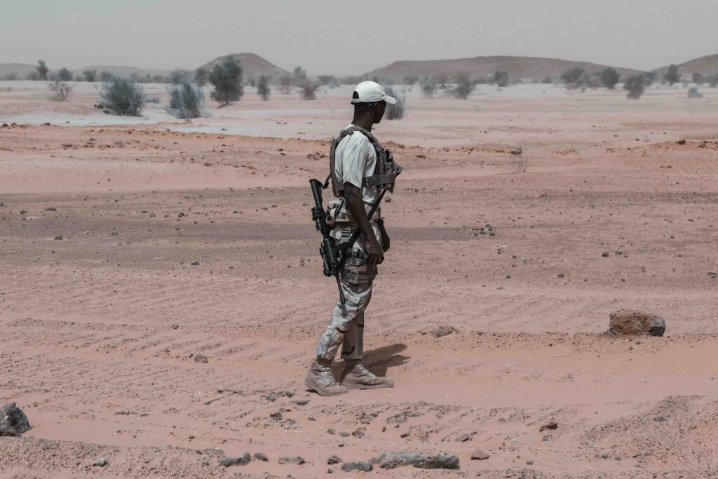 الإمارات وحرب السودان الذهب والموانئ والدماء في دارفور - مجلة يا شباب